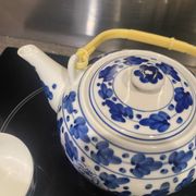 Service à thé en céramique bleue et blanche