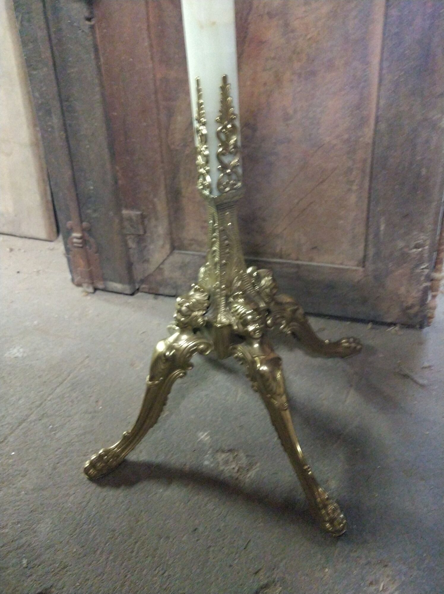 Coat holder on onyx and gold metal foot