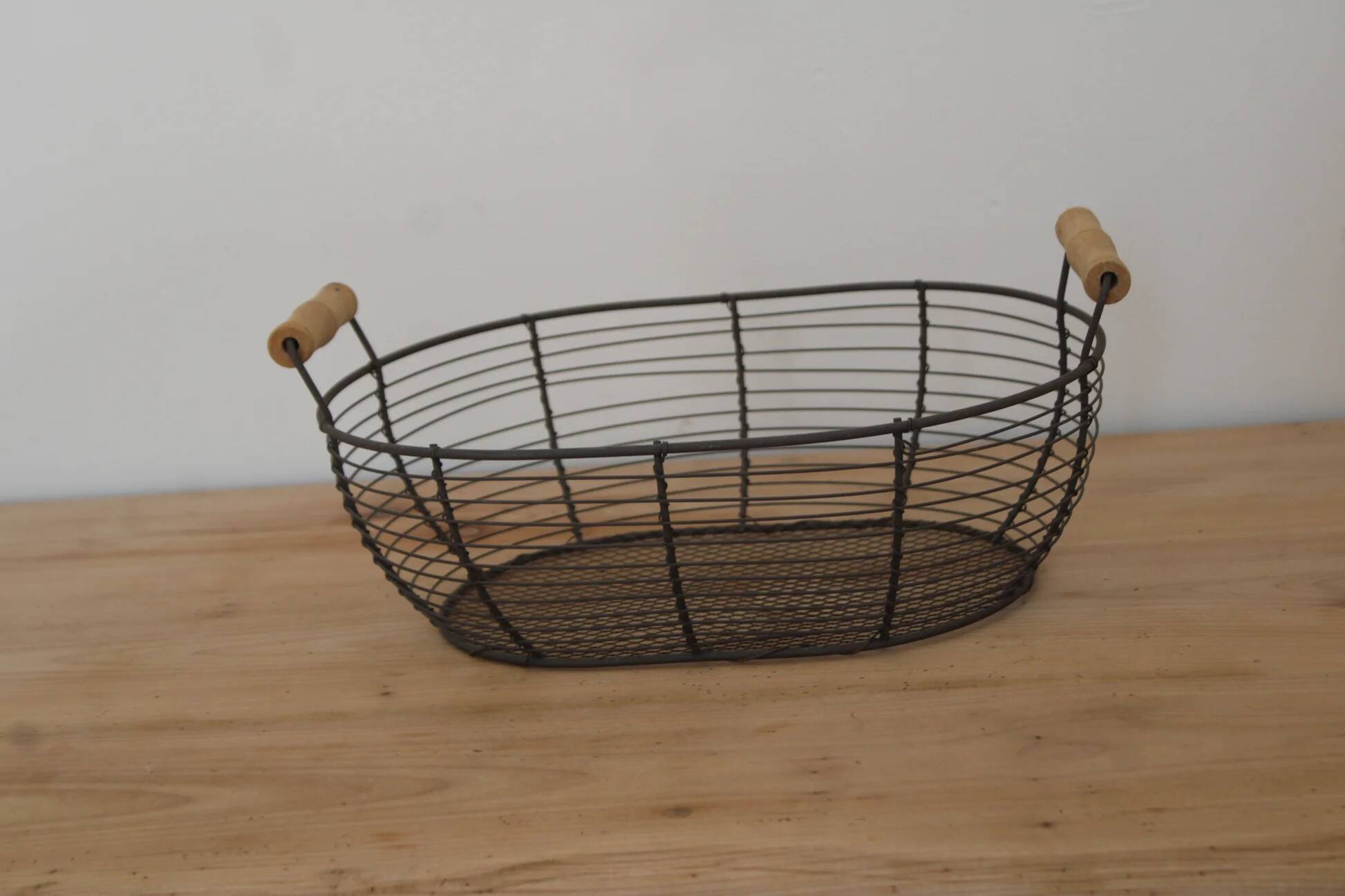 Oval metal basket with wooden handles – Country style