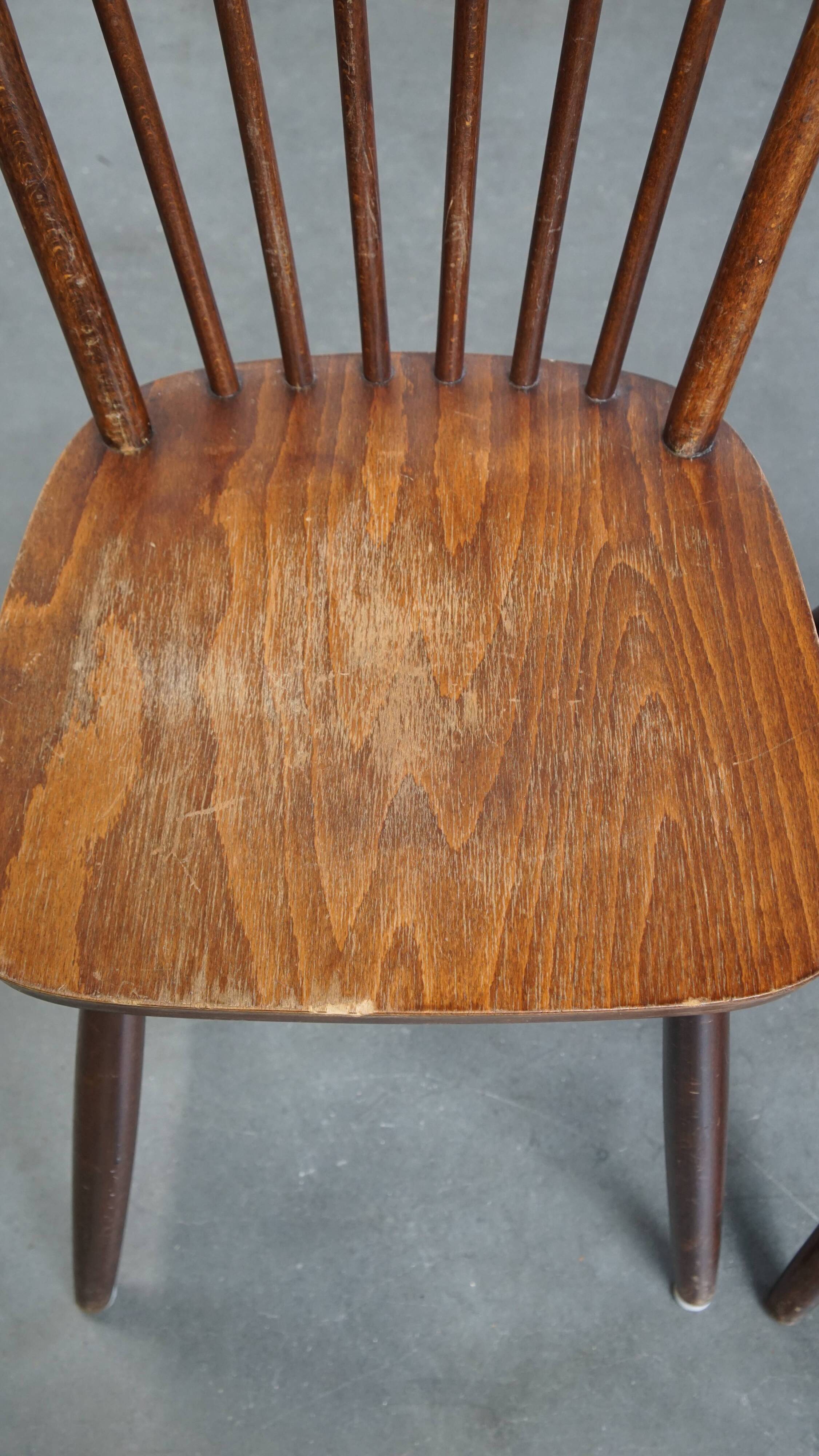 Ensemble de 8 chaises Windsor vintage en bois à dossier fuseau des années 1970