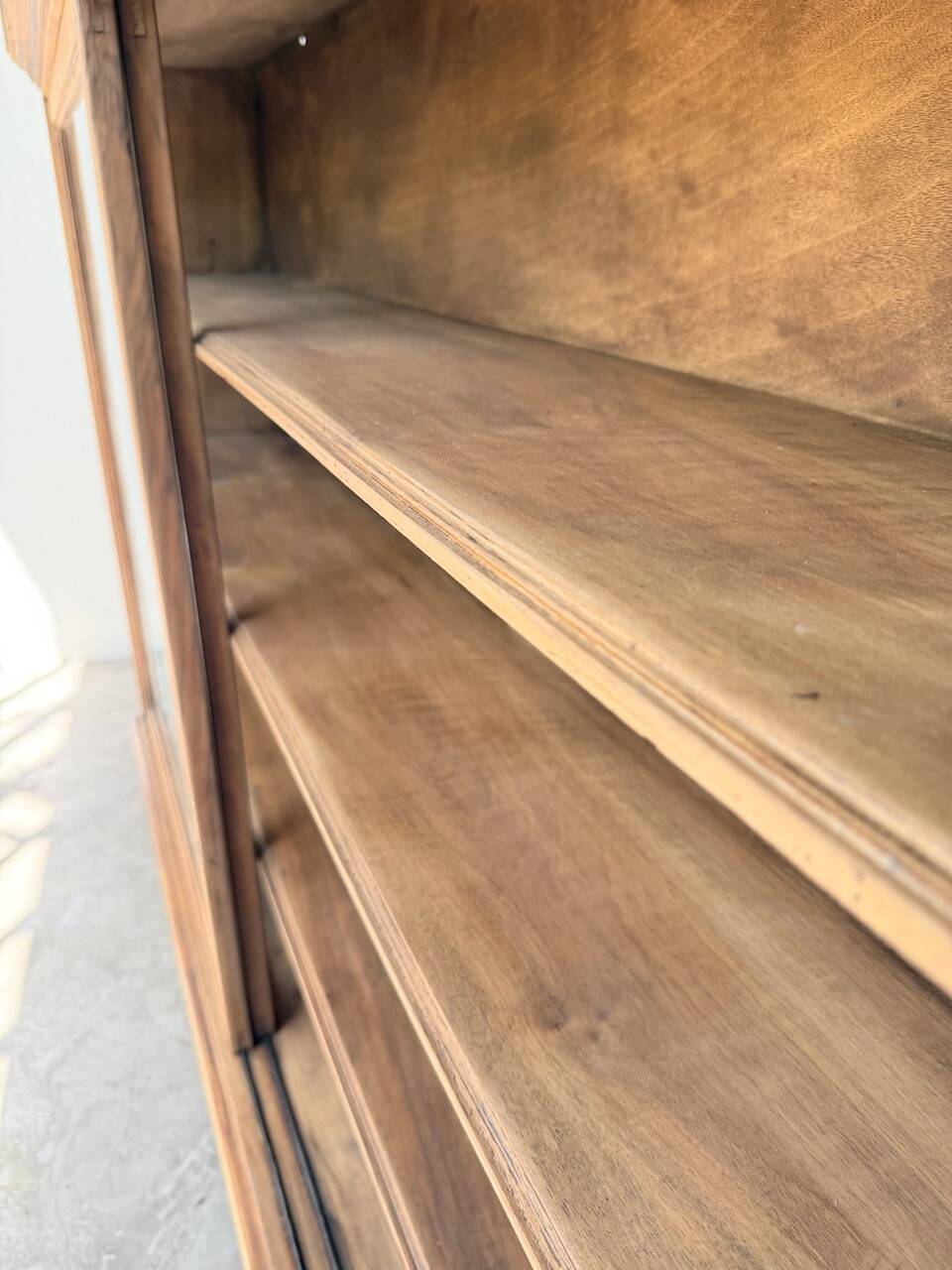 Enfilade vitrée en chêne, années 50