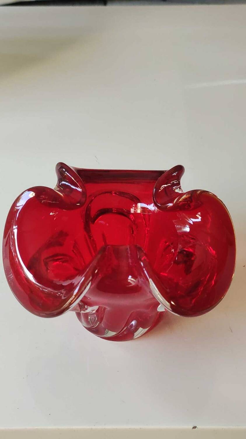 Murano empty pocket Floral shape 3 petals. In Murano Italian blown art glass. Ruby red