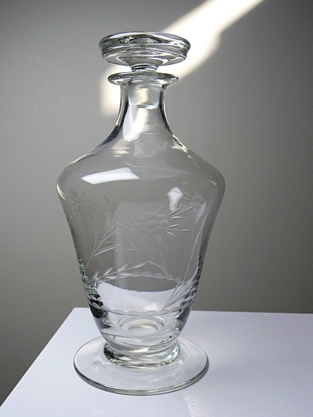 Small antique decanter in engraved Bohemian crystal, early 20th century.
