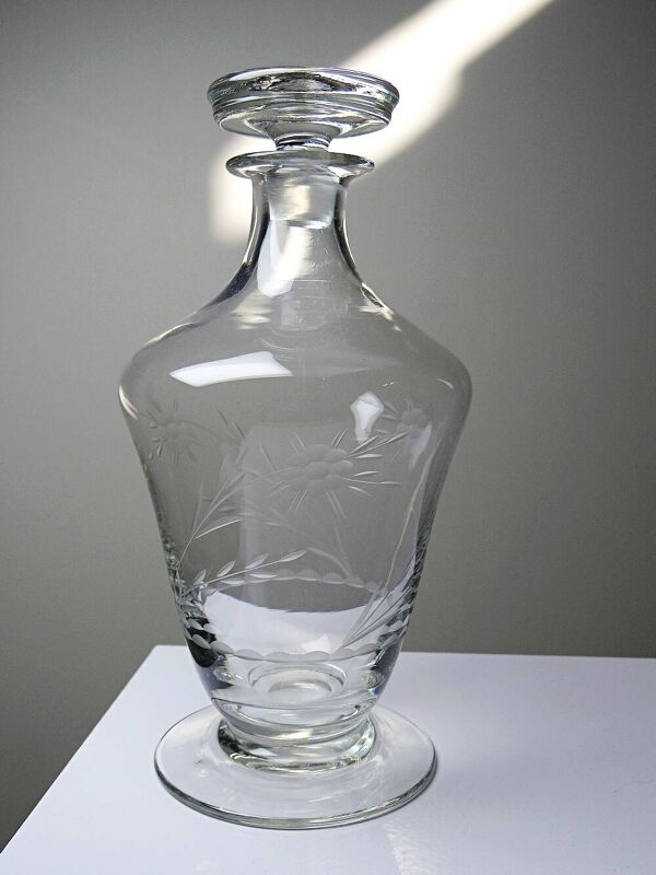 Petite carafe à décanter ancienne en cristal de Bohême gravé, début XXe