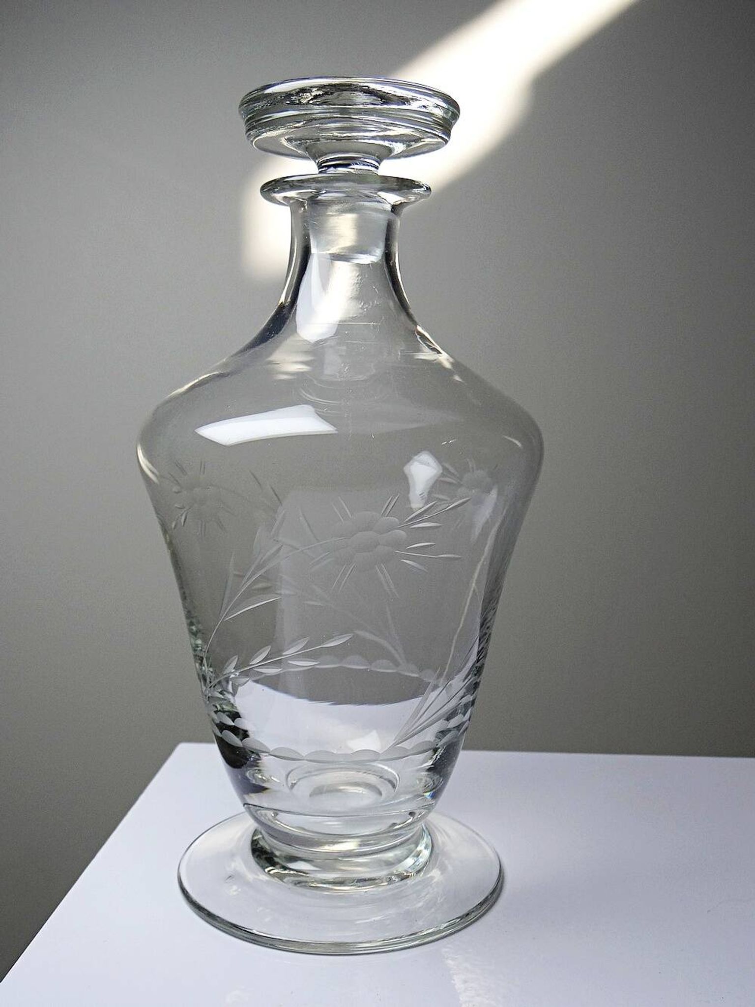Small antique decanter in engraved Bohemian crystal, early 20th century.