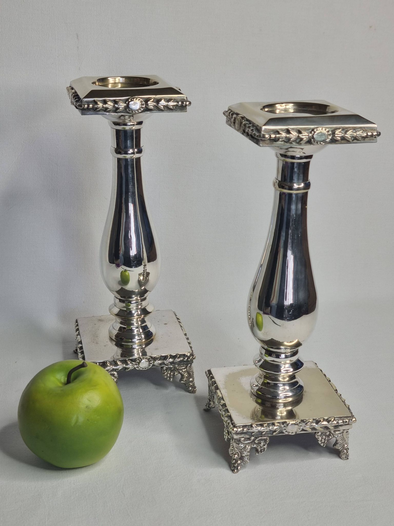 Paire de flambeaux style Louis XVI en métal argenté à plateformes 29 cm
