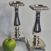 Paire de flambeaux style Louis XVI en métal argenté à plateformes 29 cm