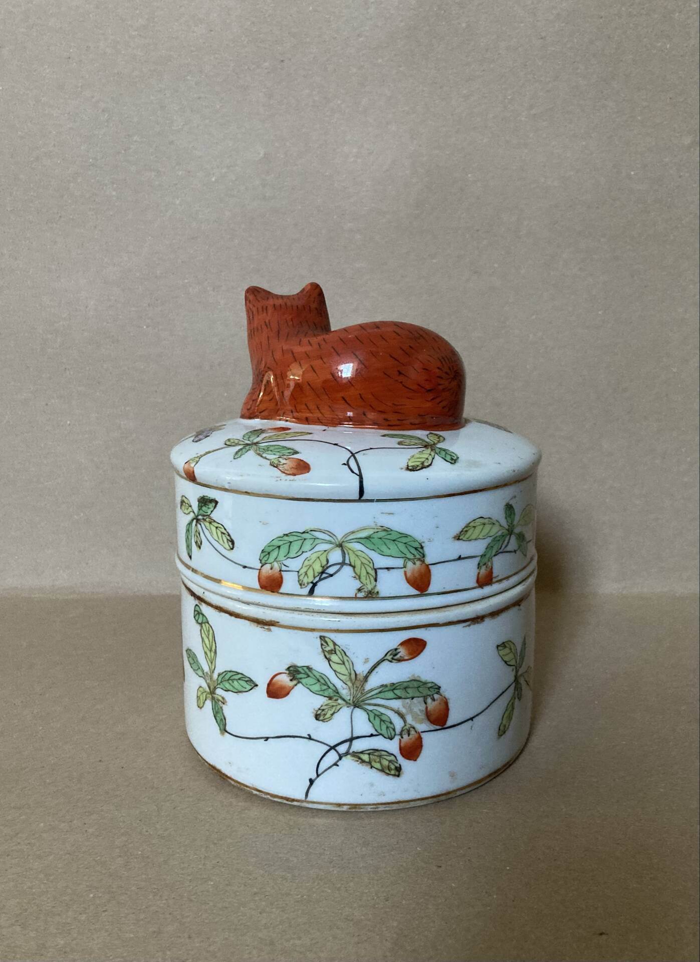 Pot couvert en faïence IMARI décor fait main, fleurs papillons et chat