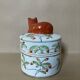 Pot couvert en faïence IMARI décor fait main, fleurs papillons et chat