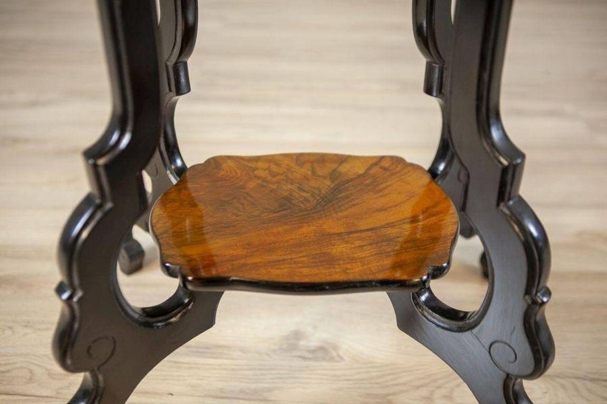 Table de thé ovale en noyer et placage, 1870
