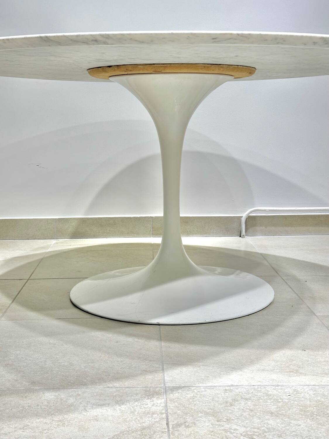Knoll Saarinen Tulip Table 137cm in marble
