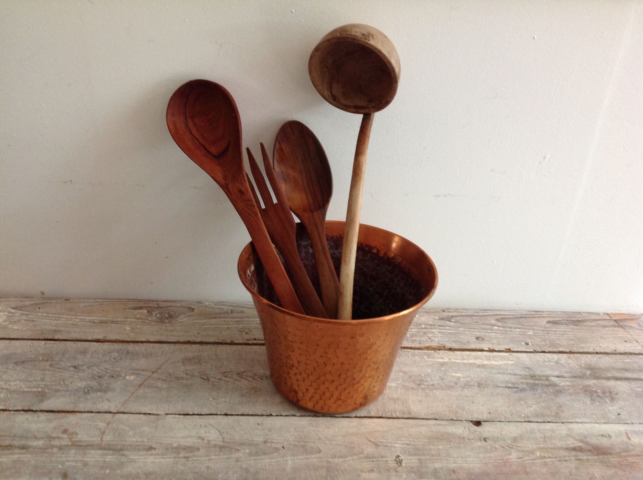 Cache hammered copper pot