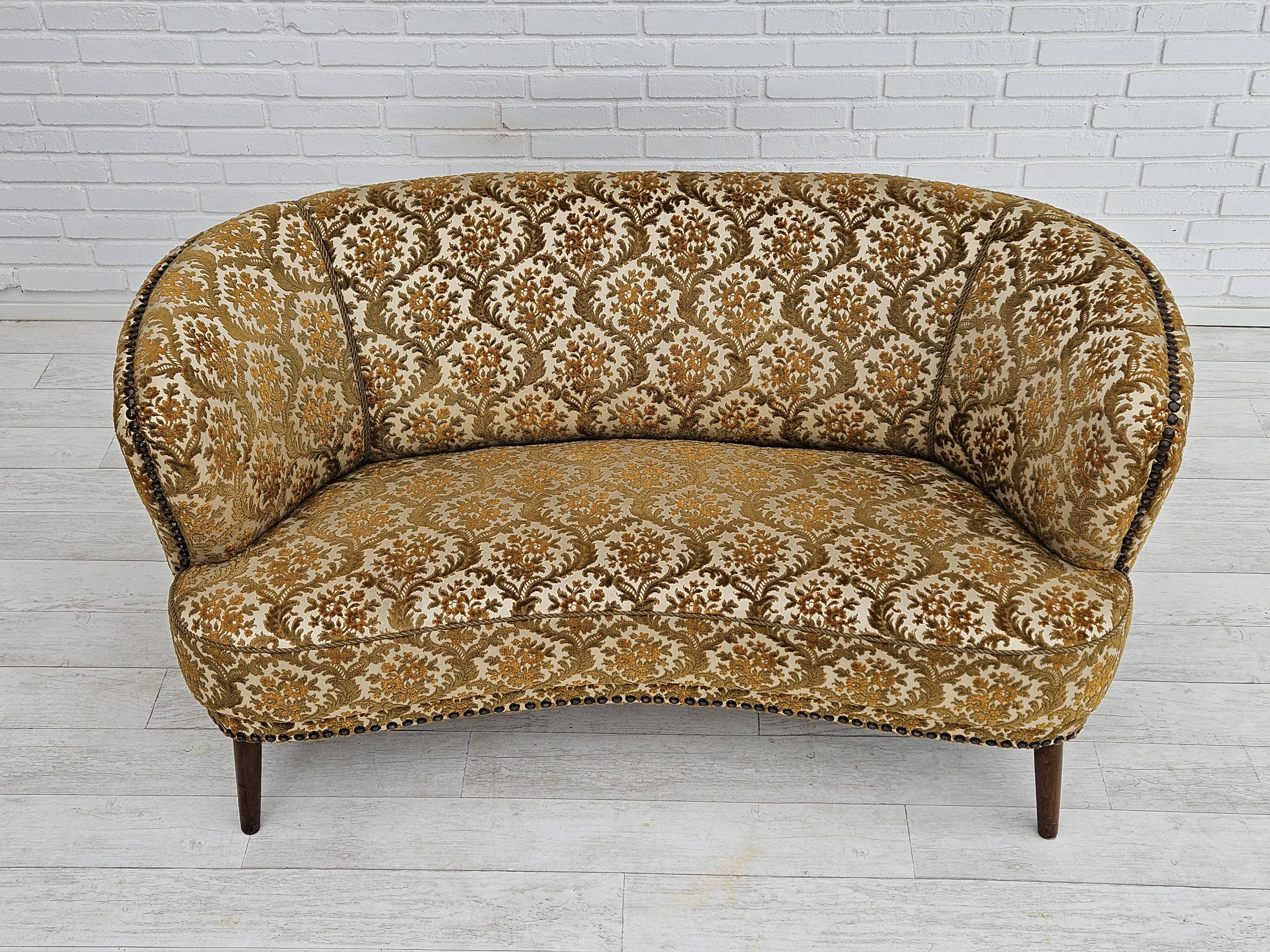 Canapé danois 2 places "banana", état d'origine, tissu d'ameublement run/beige, bois de hêtre, années 1960,