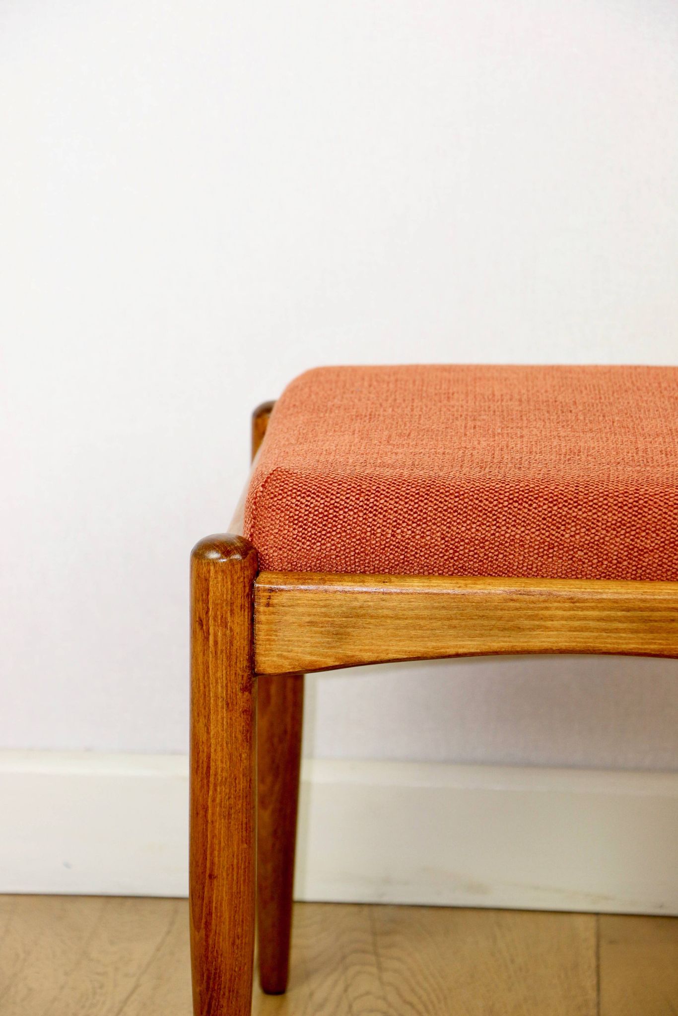 Tabouret Edmund Homa, siège structurel en brique orange.