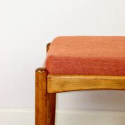 Tabouret Edmund Homa, siège structurel en brique orange.