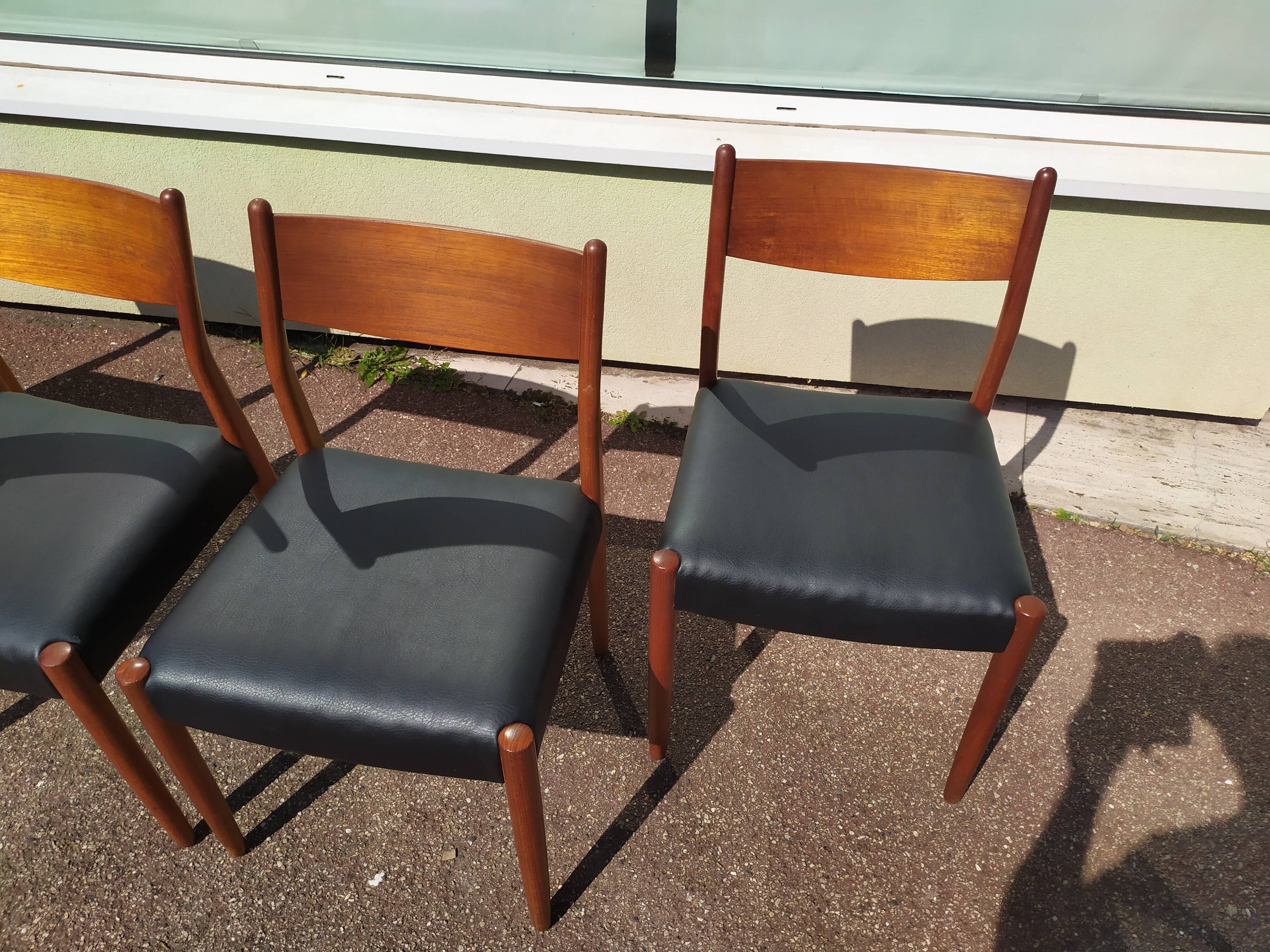Set of 4 Scandinavian teak chairs in black leather
