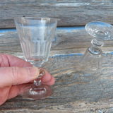 Ensemble de 2 verres à pieds anciens en cristal pour liqueur