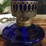 Lampe à pétrole en verre bleu cobalt et laiton estampillé "Sail Boat Brand"