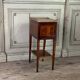 Table d’appoint ou chiffonnière Louis XVI en bois de plaquage, galerie de laiton, fin du XVIIIè