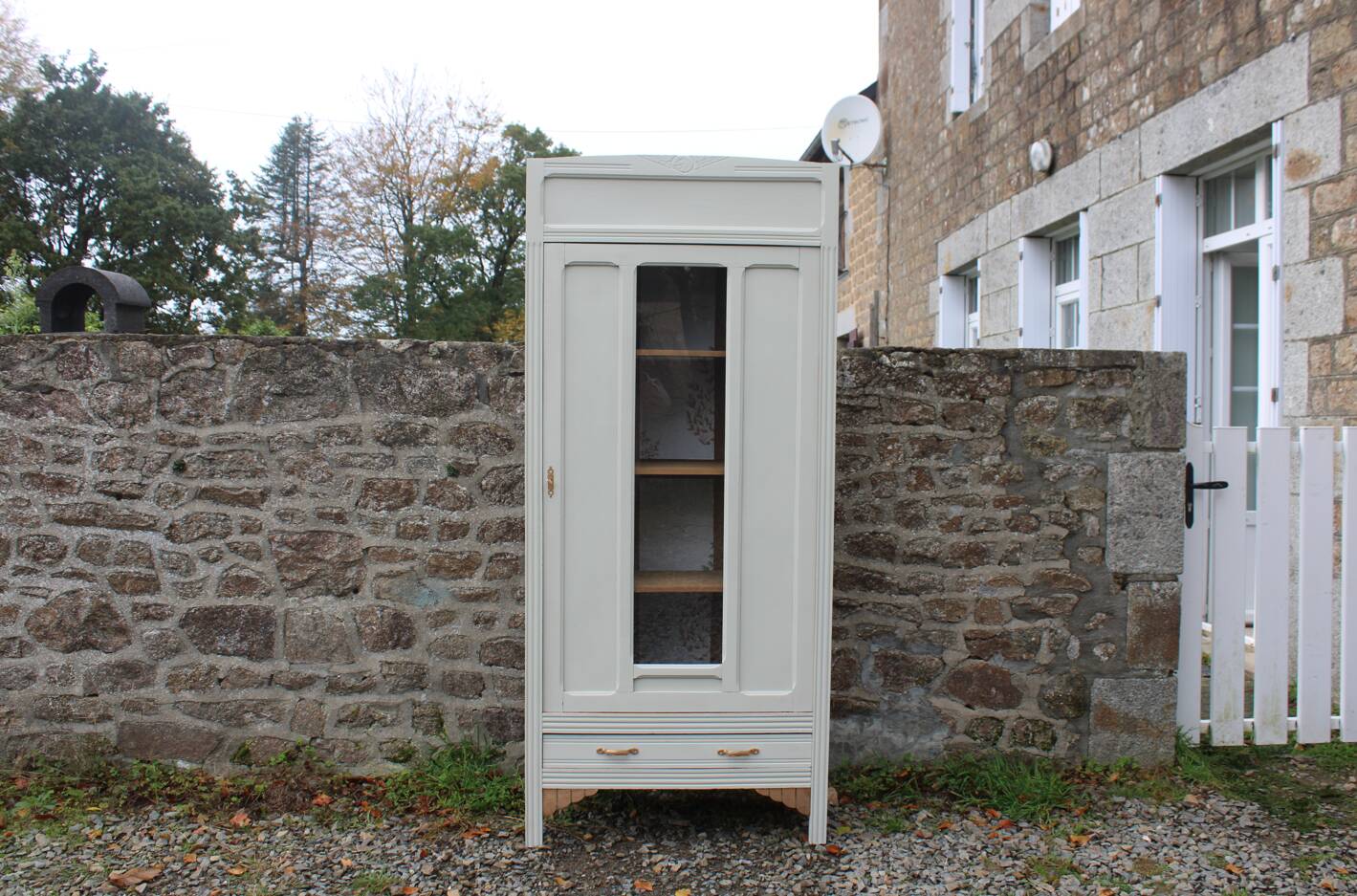 Armoire vitrée parisienne vaisselier vintage