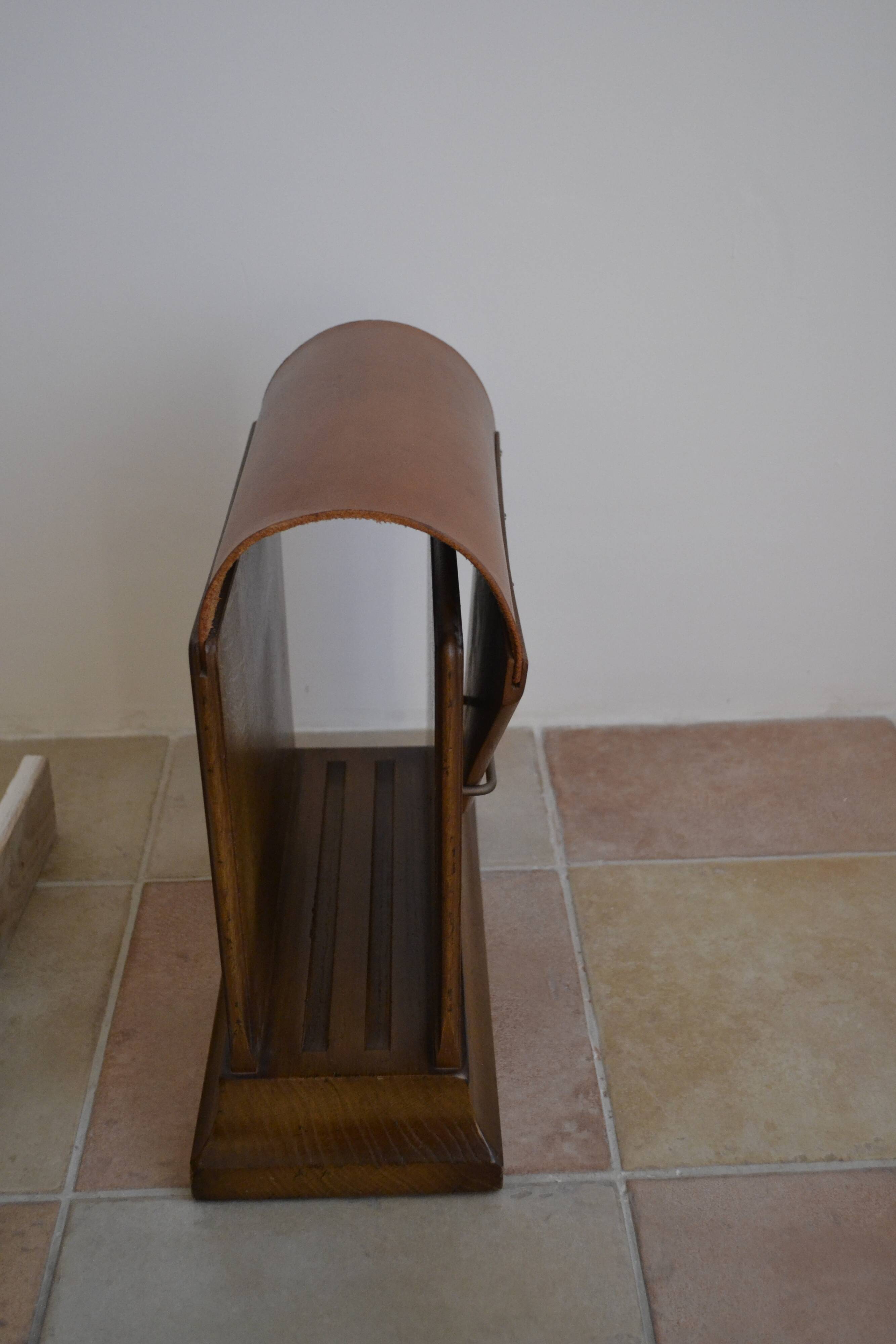 Magazine holder in wood and leather