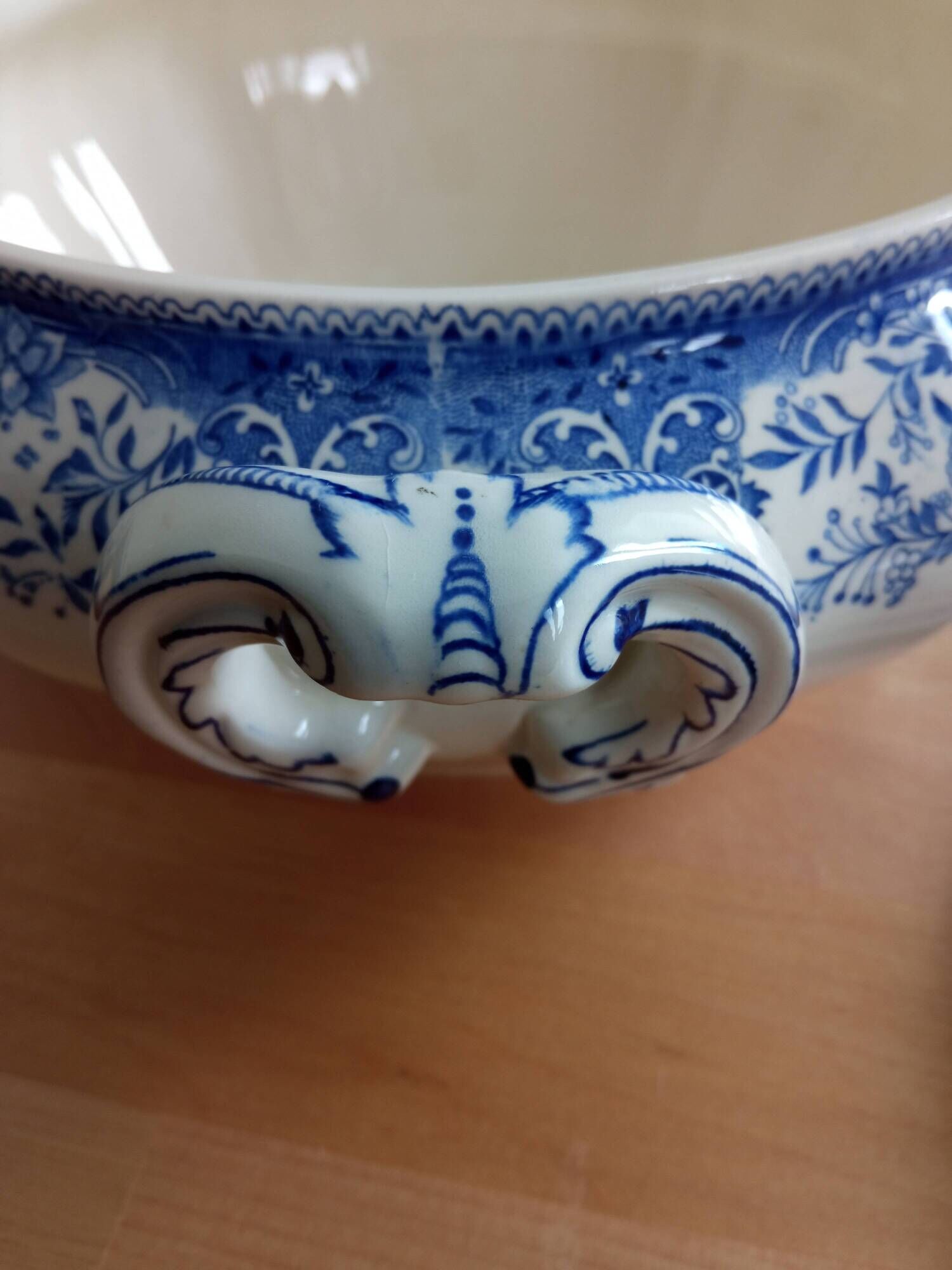 Superb retro soup tureen by Villeroy and Boch.