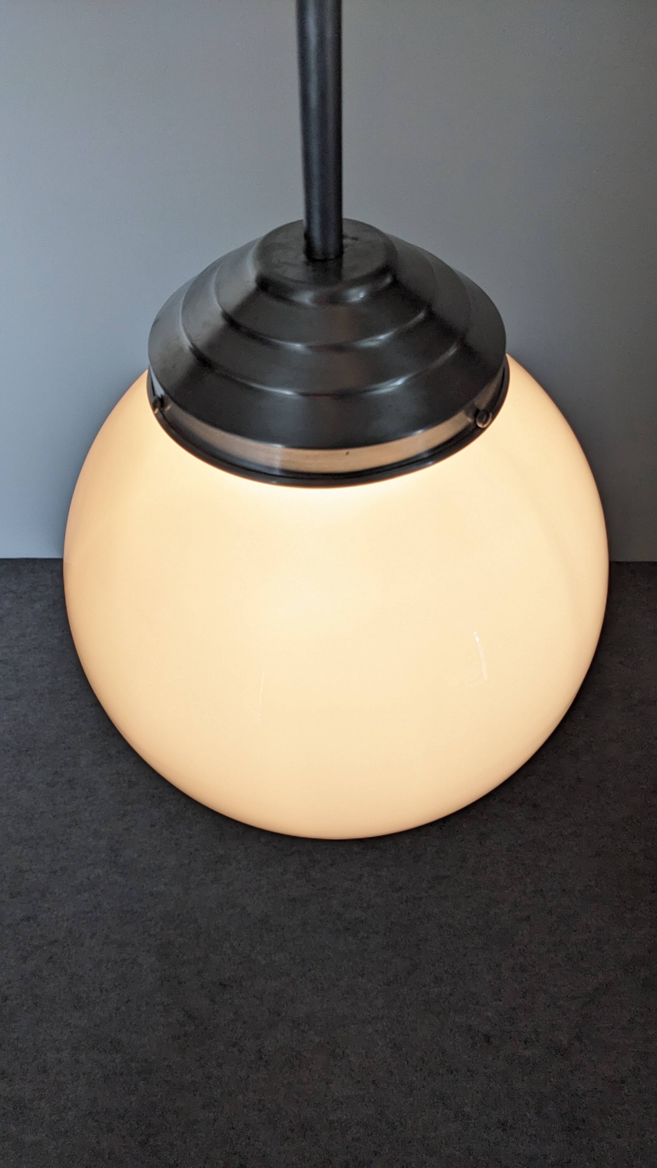 Suspension boule XL Art déco en opaline blanche, France vers 1920