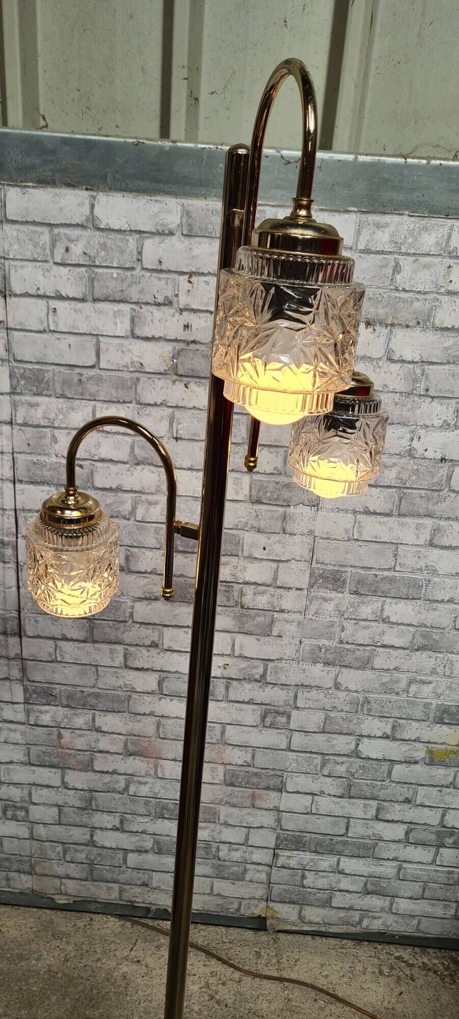 Chrome gold floor lamp 1960 has 70 molded glass shade 166x40