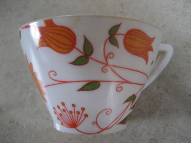 6 cups and VOLUFORM vintage melamine sub-cups