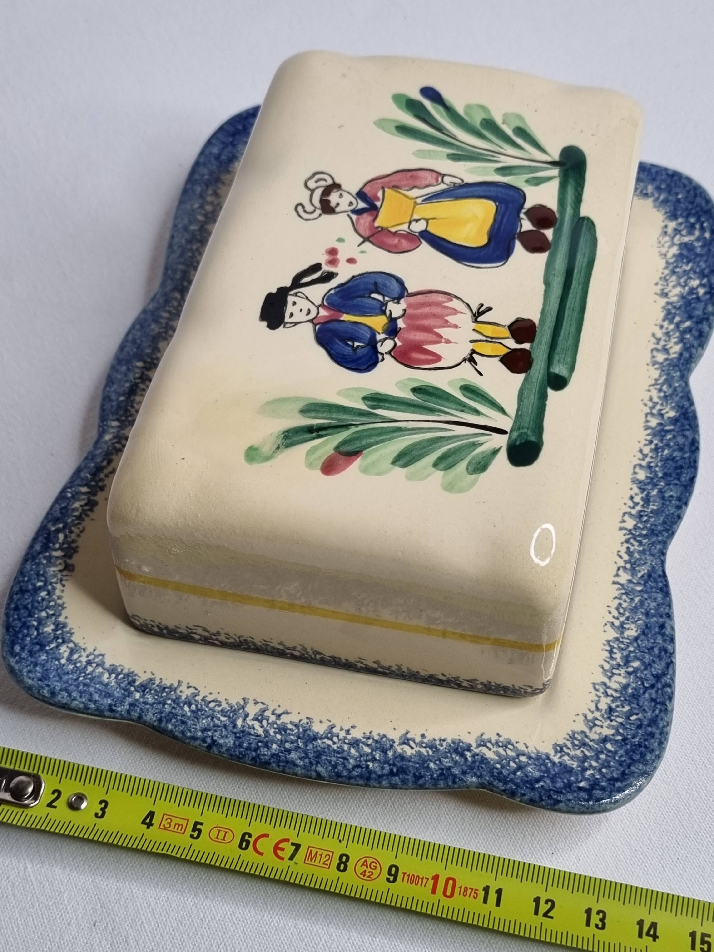 Quimper earthenware butter dish, traditional pattern, 19 cm