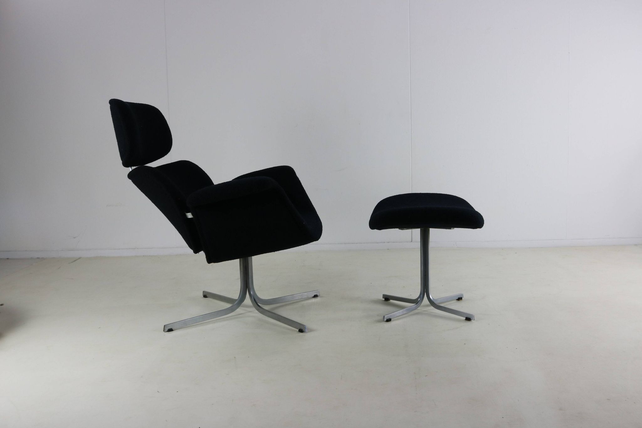 Artifort big tulip lounge chair with original ottoman