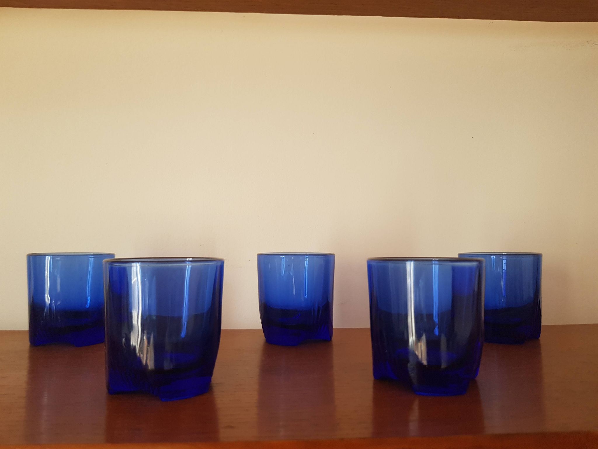 Lors de 5 petits verres en cristal bleu