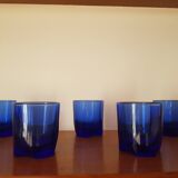 Lors de 5 petits verres en cristal bleu