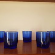 Lors de 5 petits verres en cristal bleu