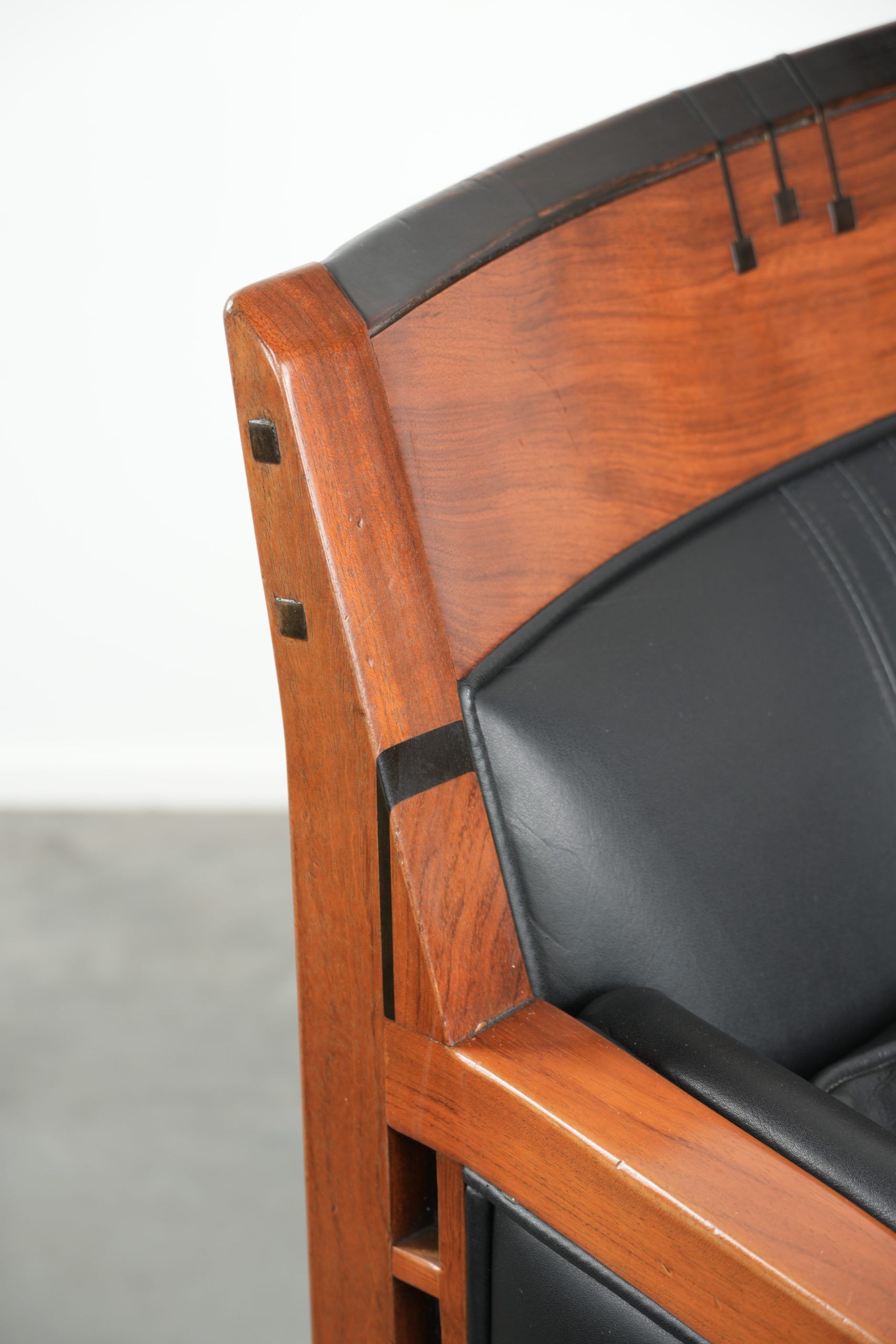 Fauteuil en cuir noir de style Art Déco en bon état.