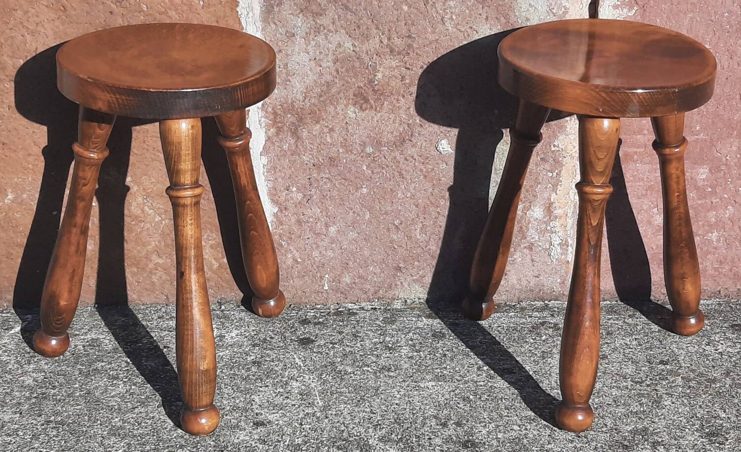 Tabourets bas tripodes, bois massif. (Lot de 2)