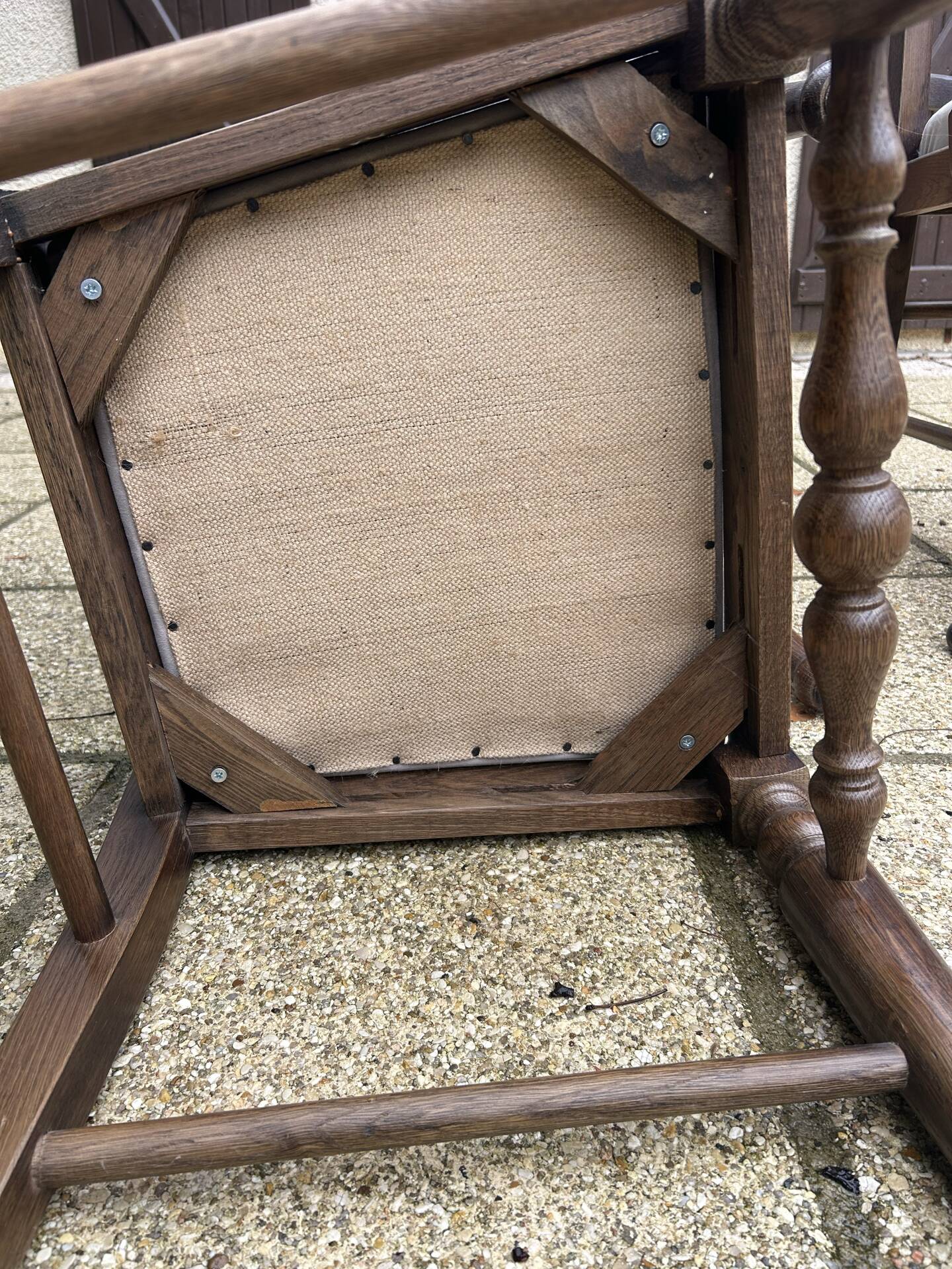 Ensemble de 6 chaises de salle à manger en chêne ancien rembourrées, comprenant 2 fauteuils.