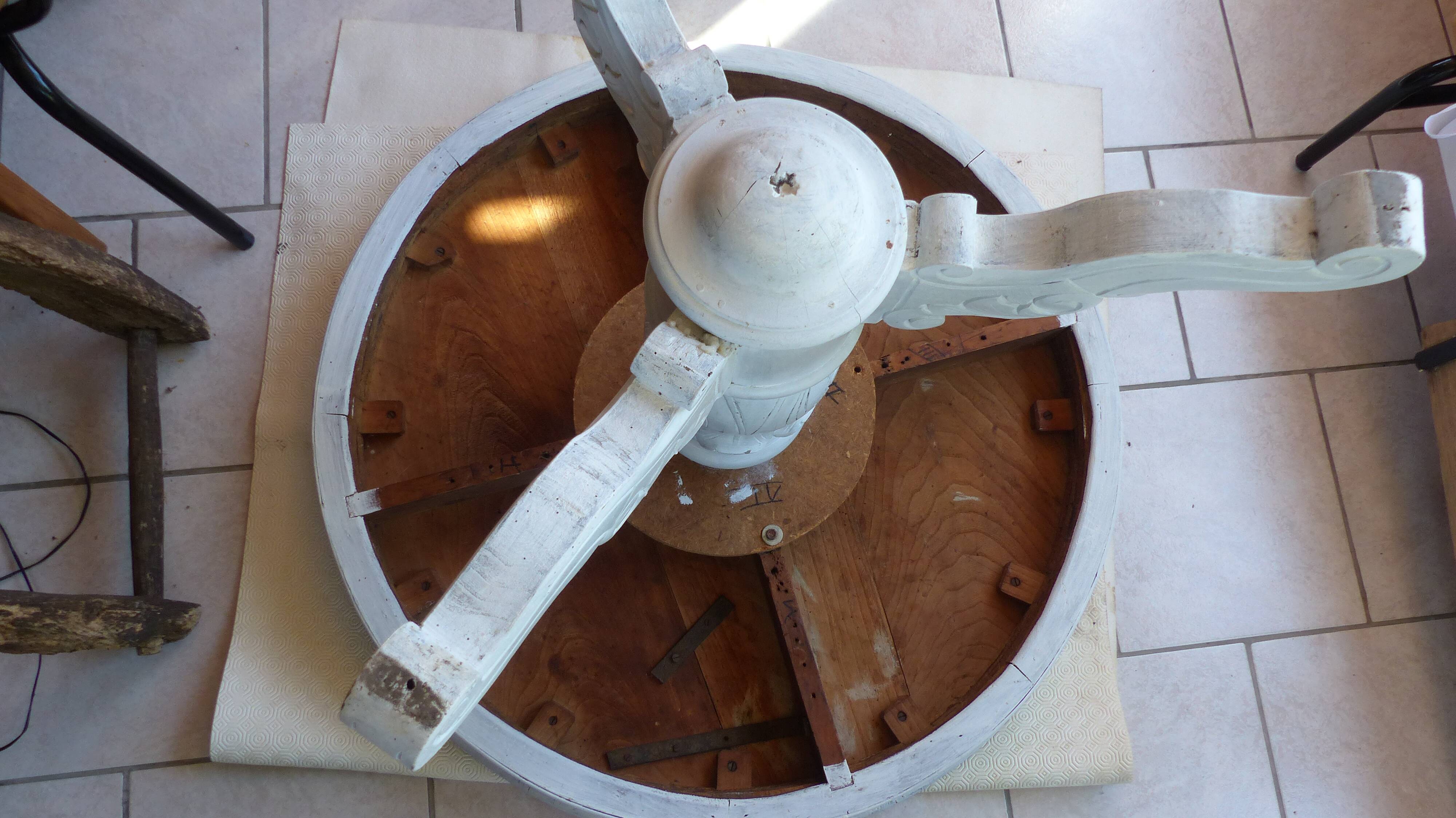 Round table & 3 chairs