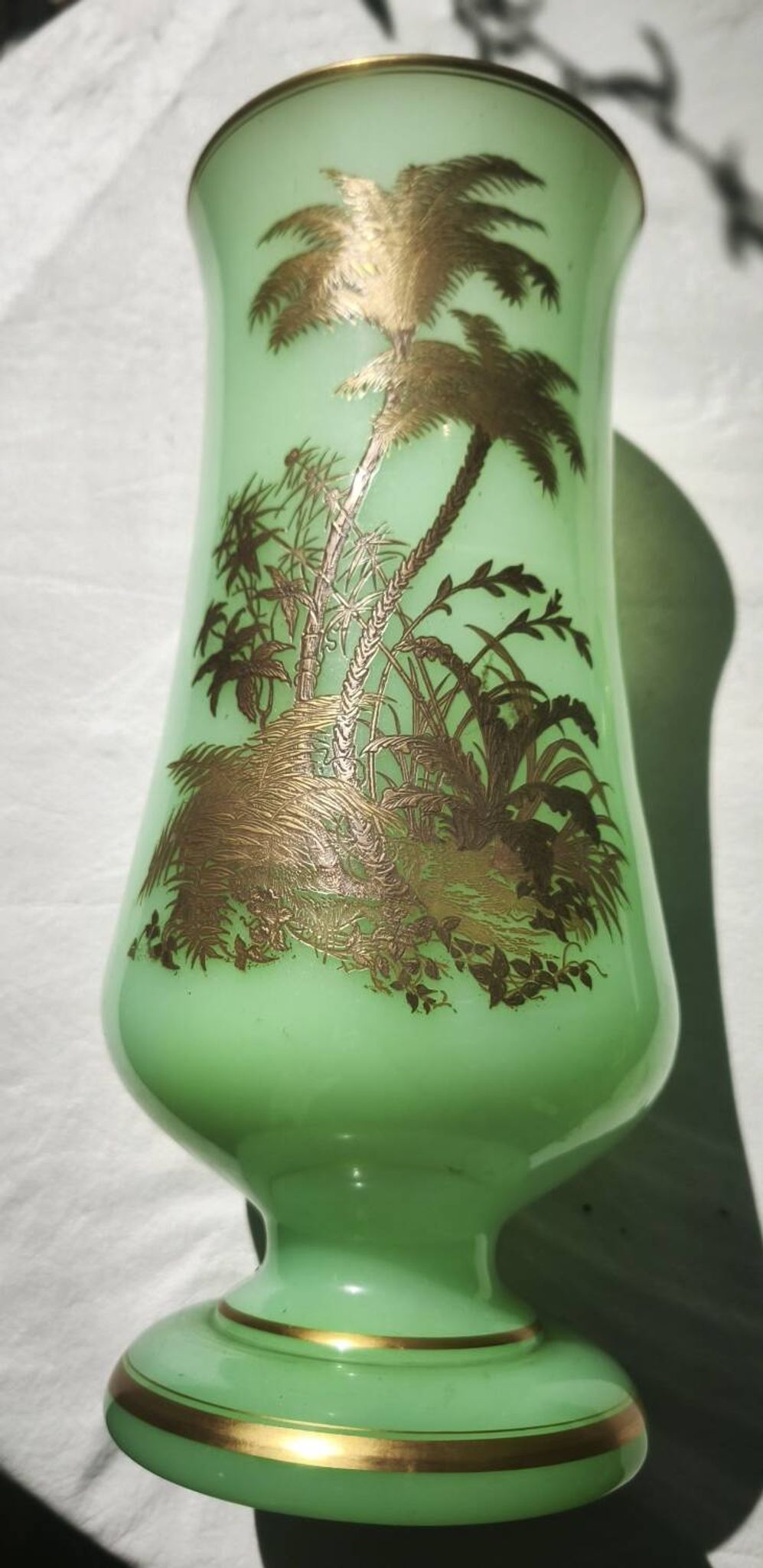 Opaline vase with palm tree decoration in gold (ouraline)