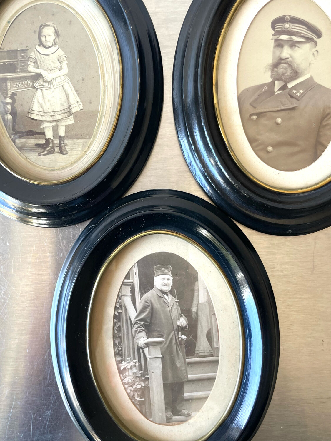 Set of 3 wooden oval picture frames