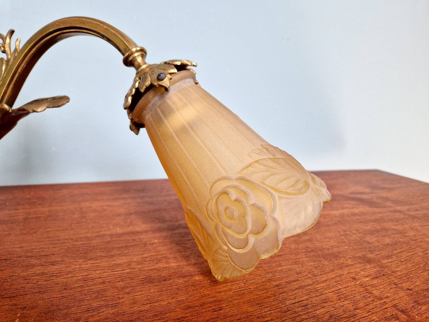 Art Deco wall light in gilt bronze and satin glass, 1920s