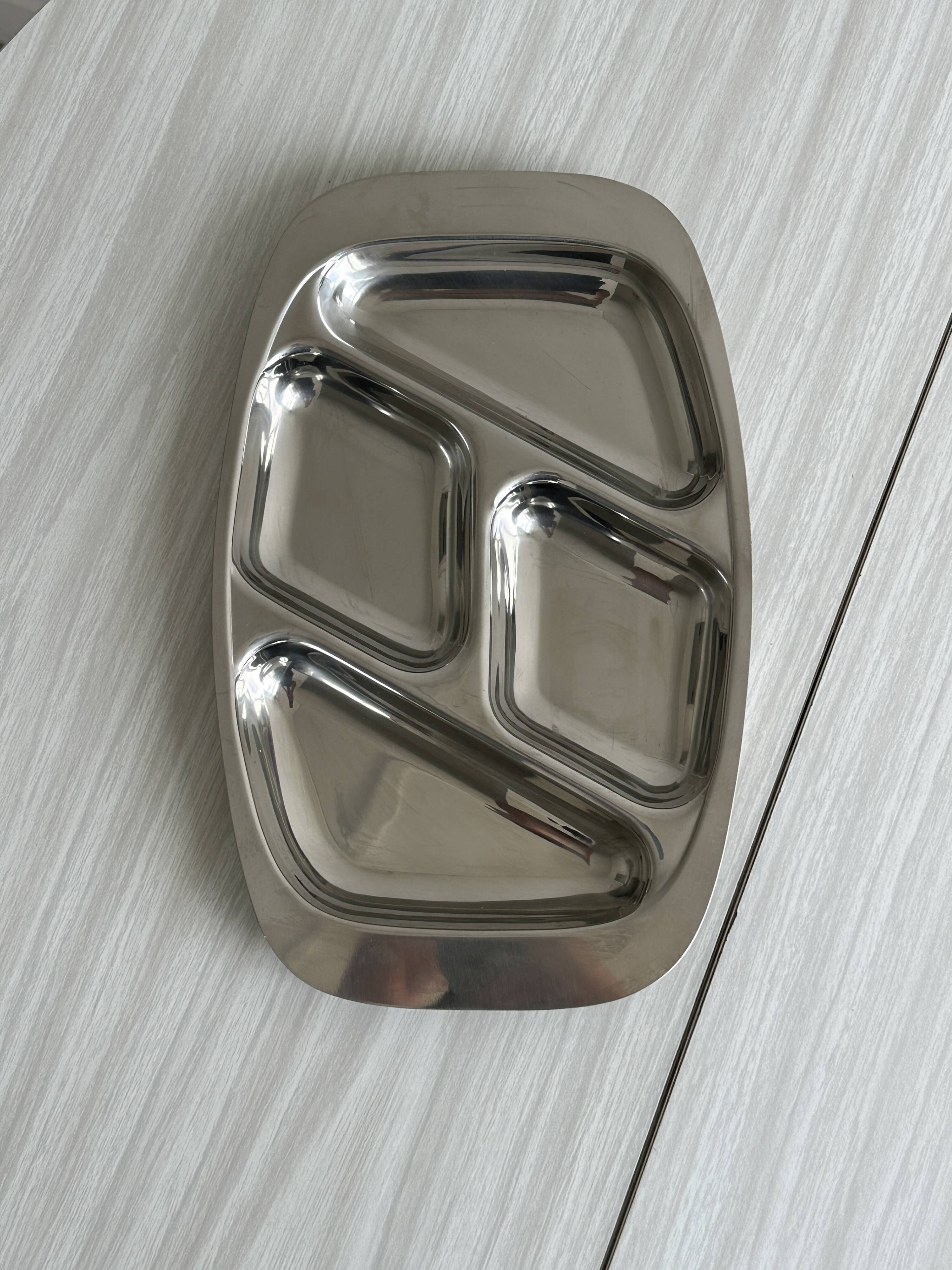 Compartmentalized tray in stainless steel metal