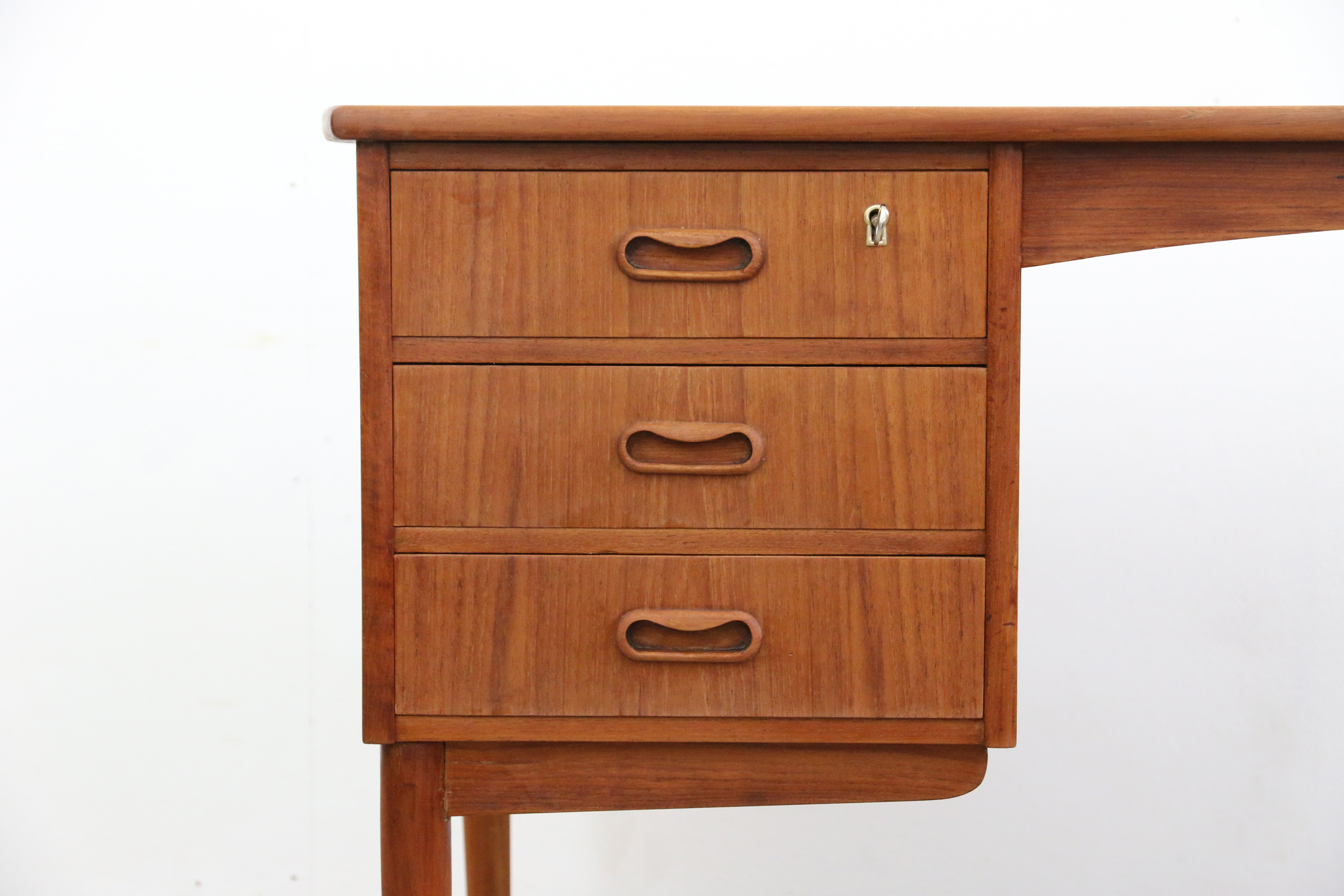 Bureau en teck, années 1960