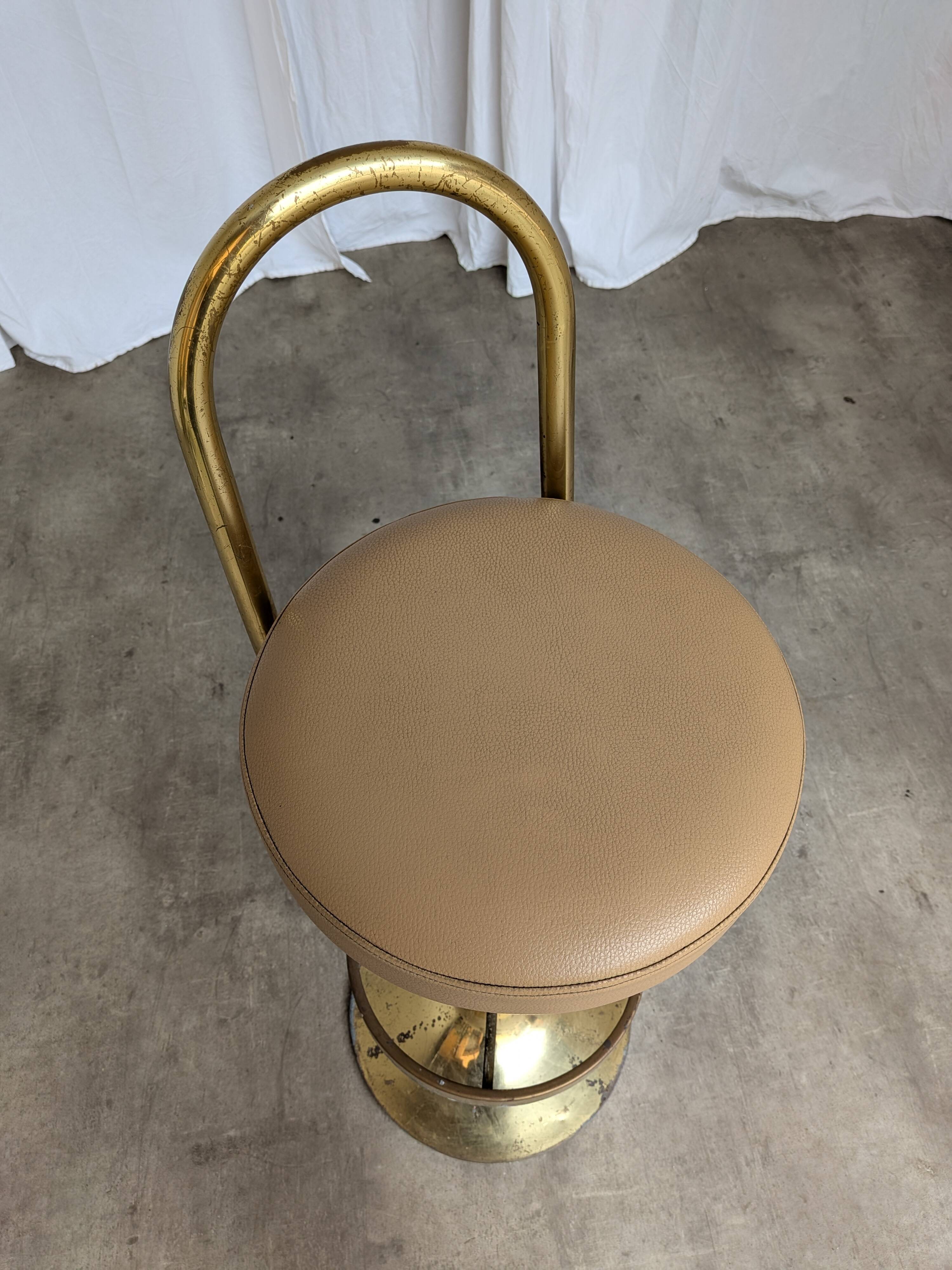 Tabouret de bar italien mid-century modern en laiton et cuir