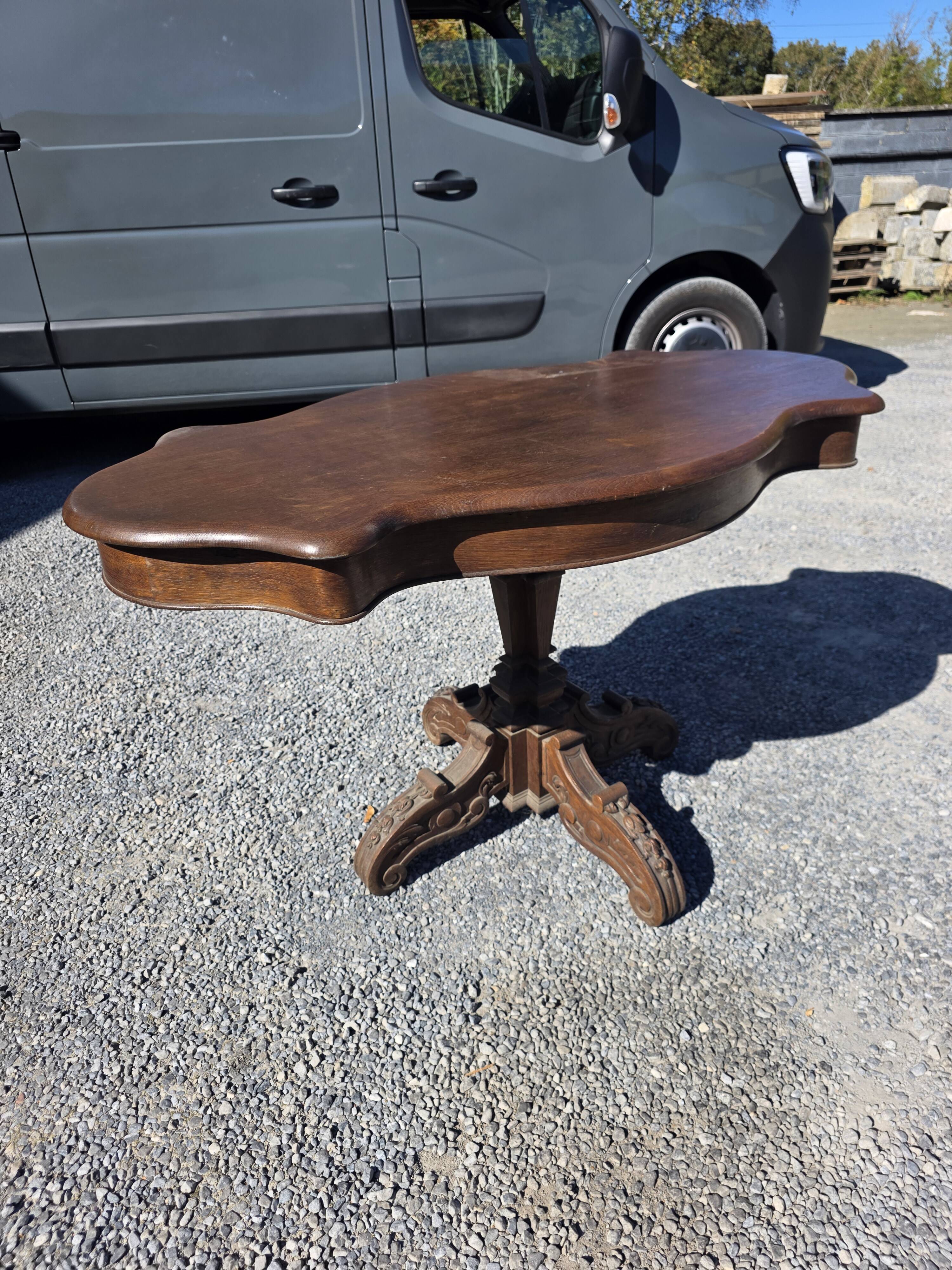 Antique round table in solid oak