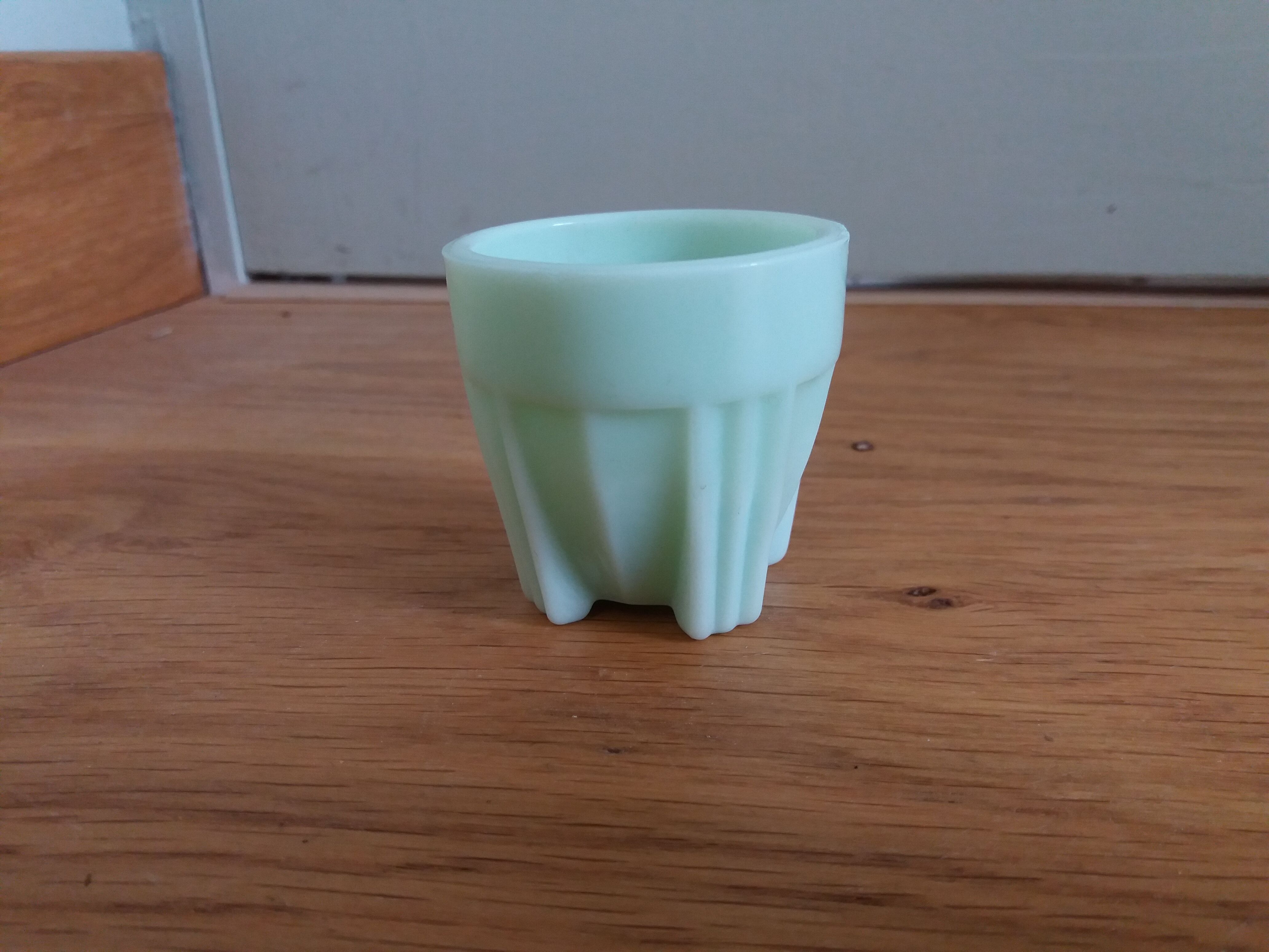 Coquetier opaline vert pâle art déco