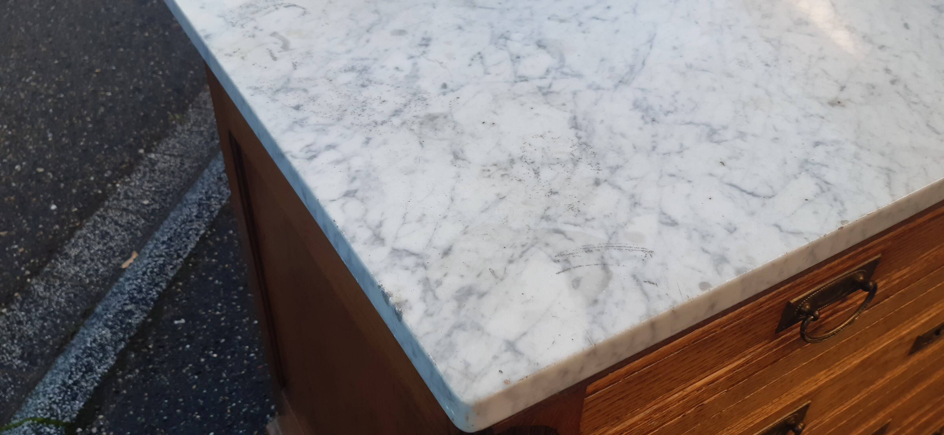 Commode en chêne et marbre