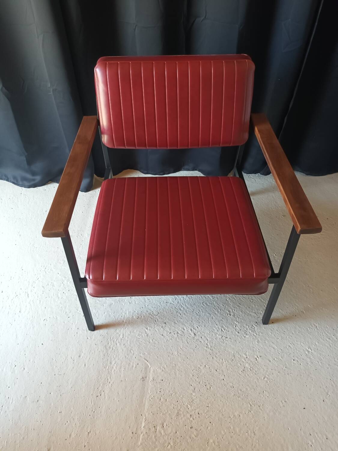 Vintage armchair in burgundy leatherette, wood and black metal
