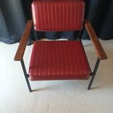 Fauteuil vintage en skaï bordeaux, bois et métal noir