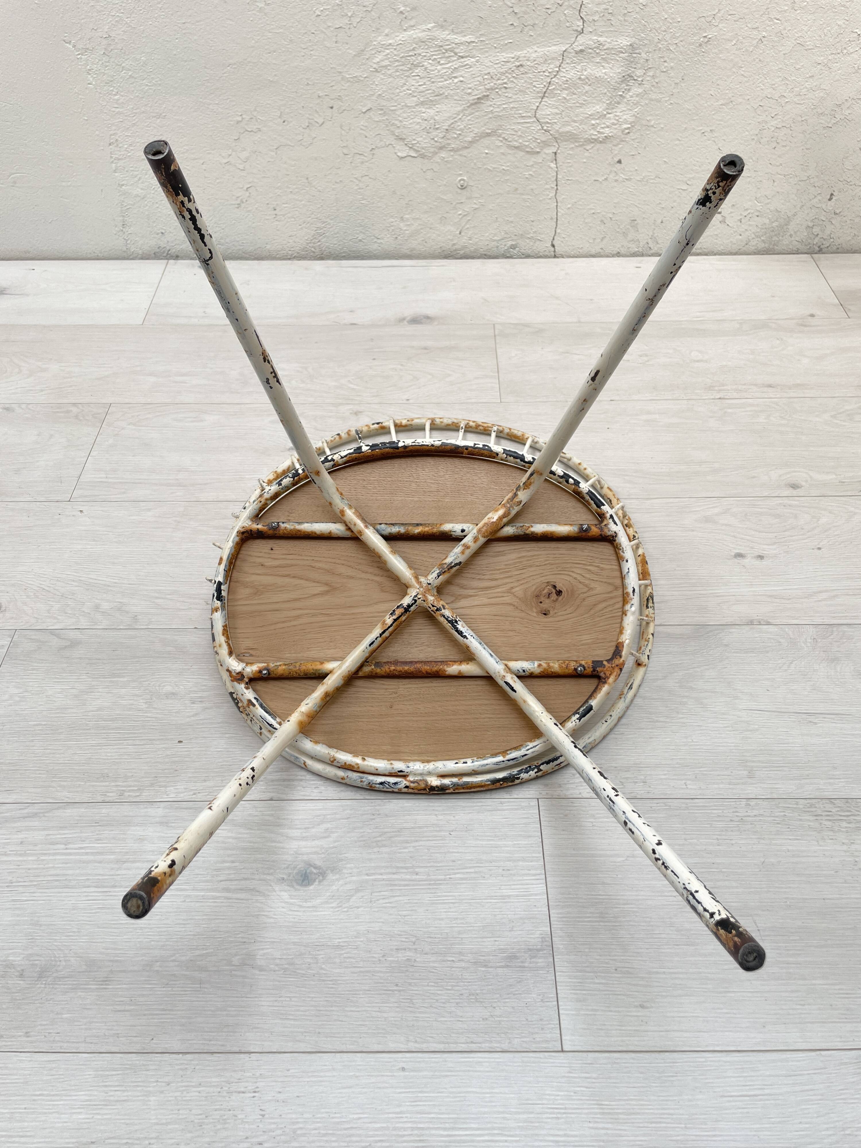 Basket armchair in metal and wood.